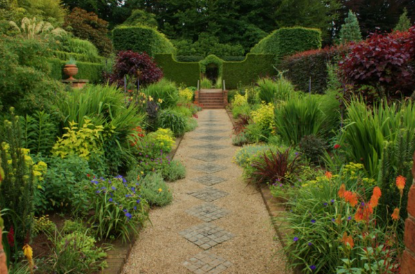 Taman kontemporer dengan geometri yang tajam dan pilihan tanaman monokromatik